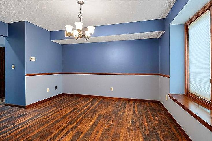 piso pintado de azul y suelo de parquet