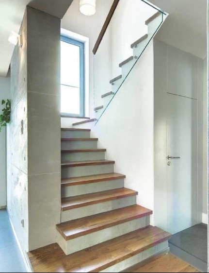 comunidad de vecinos pintada en blanco y maderas barnizadas en calafell