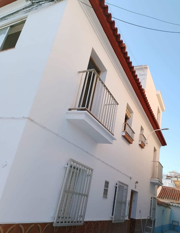 fachada de bloque de pisos de calafell pintado en blanco