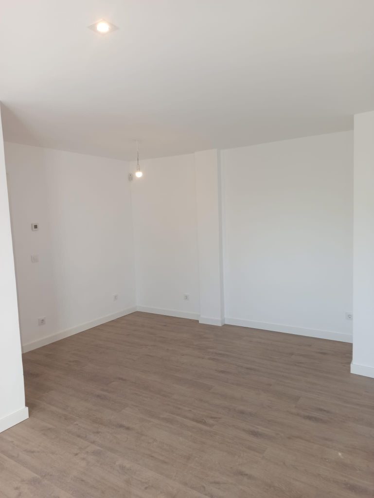 piso pintado en blanco