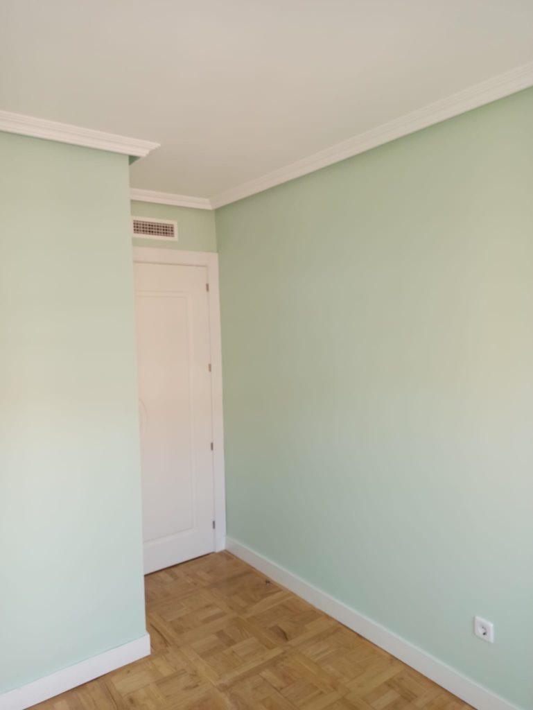 vivienda pintada en verde