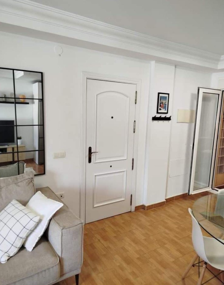 puerta pintada de blanco