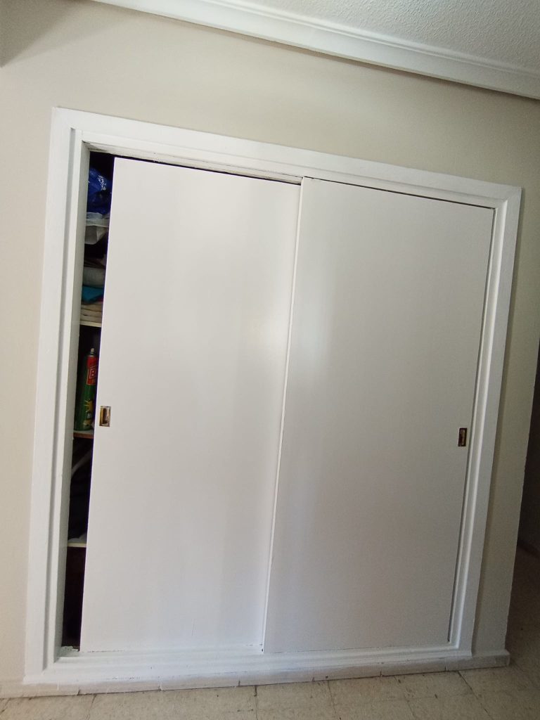 armario restaurado y pintado en blanco