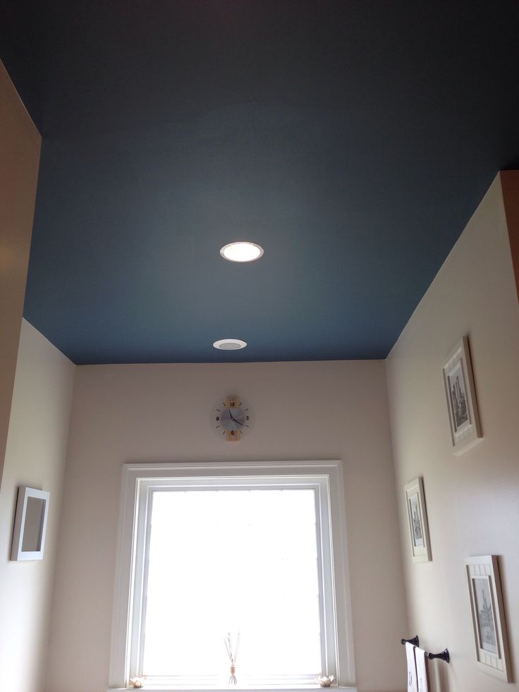 techo pintado de azul